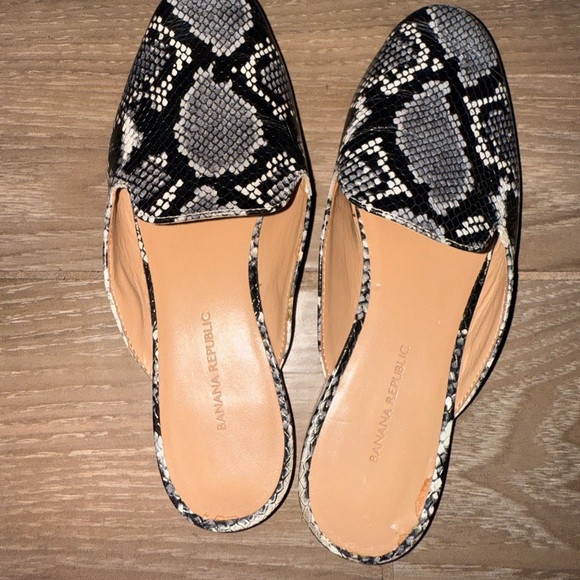 Banana Republic size 6.5 black gray snake print demi mules shoes - Picture 4 of 8